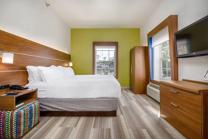 Holiday Inn Express & Suites Phoenix Airport by IHG 5
