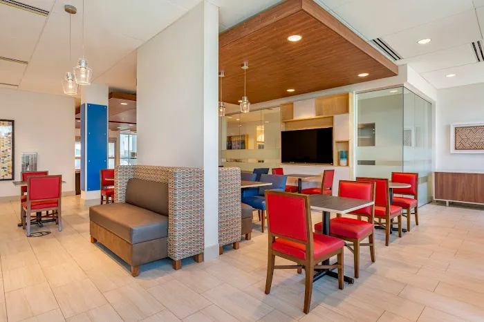 Holiday Inn Express & Suites Phoenix Dwtn - State Capitol by IHG 5