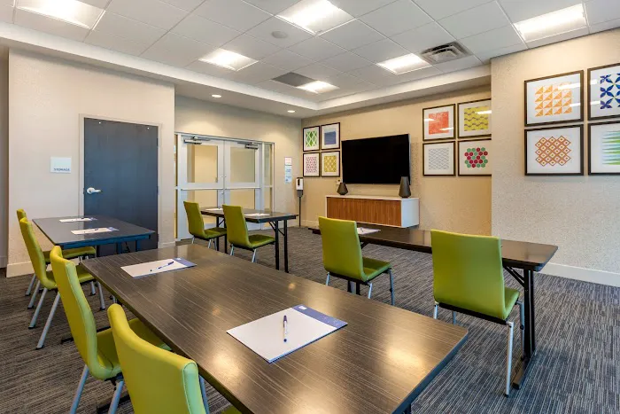 Holiday Inn Express & Suites Phoenix Dwtn - State Capitol by IHG 5