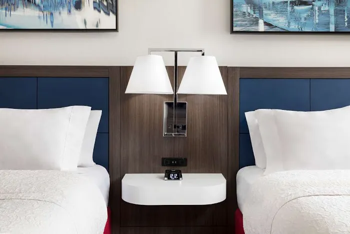 Hampton Inn & Suites Baltimore Inner Harbor 4