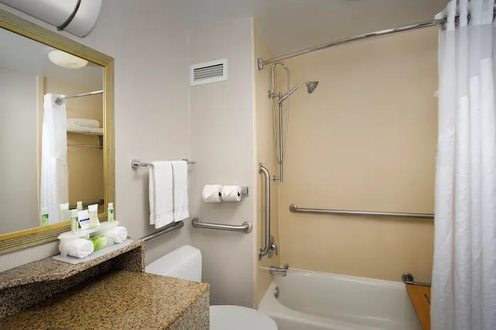 Holiday Inn Express Baltimore at the Stadiums by IHG 4