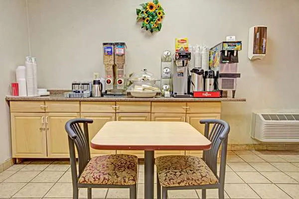 Howard Johnson Inn by Wyndham Pikesville 4