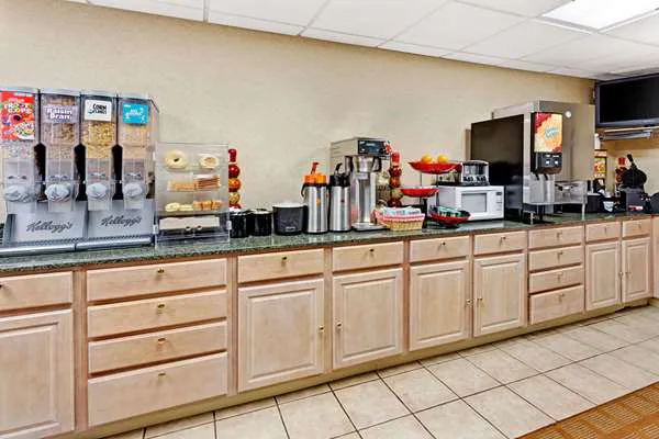 Ramada by Wyndham Baltimore West 4