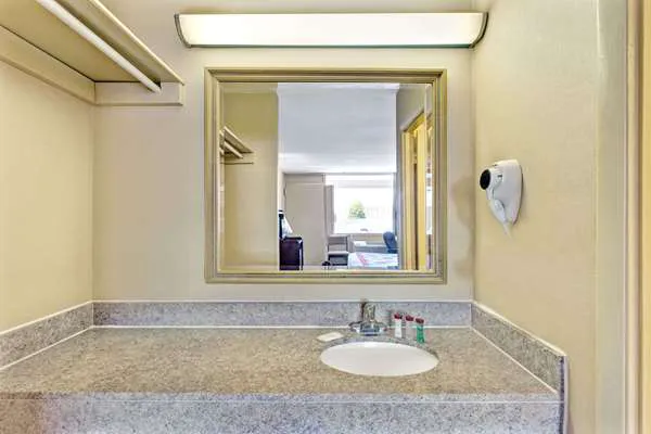Ramada by Wyndham Baltimore West 4