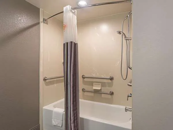 La Quinta Inn & Suites by Wyndham Baltimore BWI Airport 5