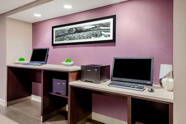 La Quinta Inn & Suites by Wyndham Baltimore BWI Airport 5