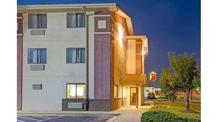 Super 8 by Wyndham College Park Wash DC Area 4