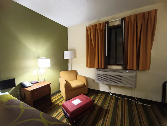 Super 8 by Wyndham College Park Wash DC Area 4