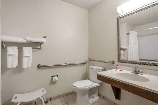 Super 8 by Wyndham College Park Wash DC Area 4