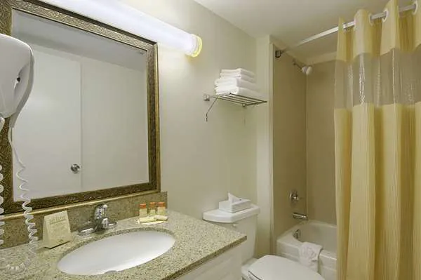 Days Inn by Wyndham Silver Spring 5