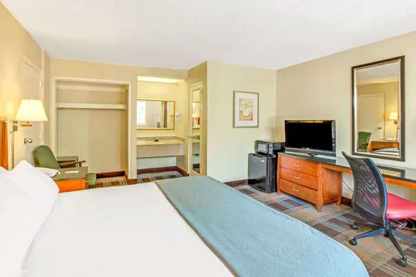 Travelodge by Wyndham Silver Spring 5