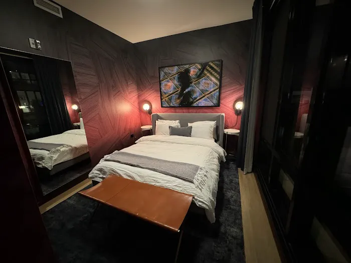 BLACK SWAN - Liz DC - Executive Flat 4