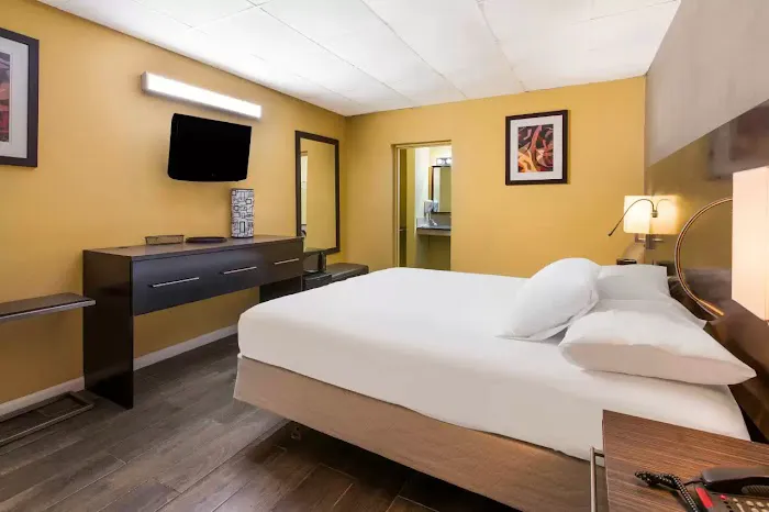 Econo Lodge 4