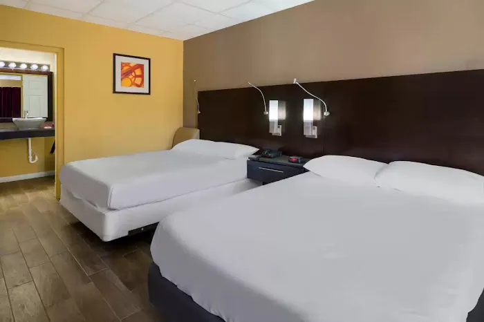 Econo Lodge 4