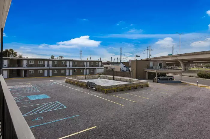 Econo Lodge 4