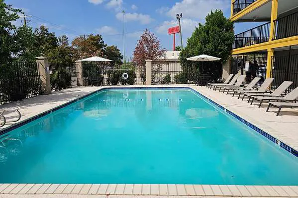 Super 8 by Wyndham Metairie 4
