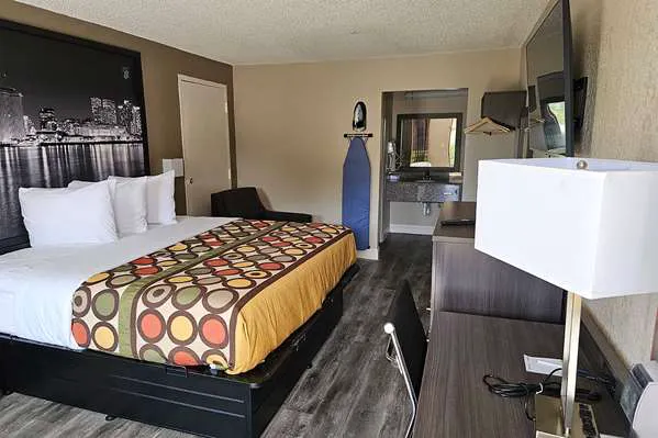 Super 8 by Wyndham Metairie 4