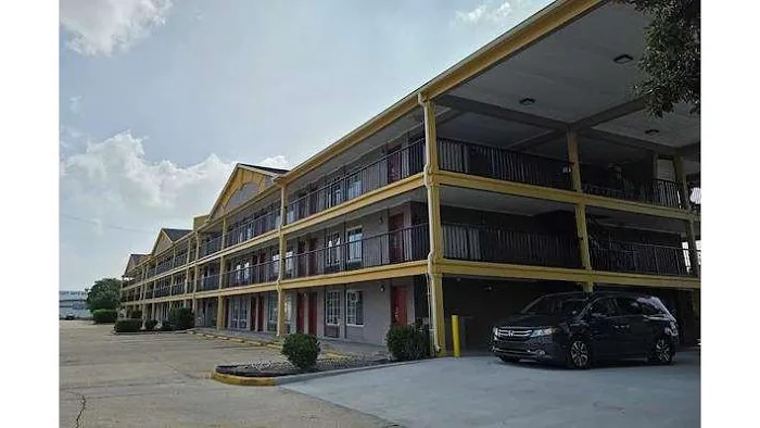 Super 8 by Wyndham Metairie 4