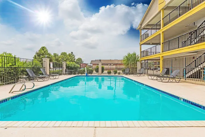 Super 8 by Wyndham Metairie 4