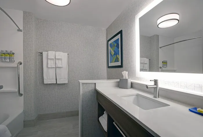 Holiday Inn Express Milwaukee Downtown by IHG 5