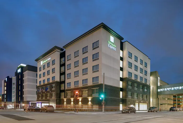 Holiday Inn Express Milwaukee Downtown by IHG 5