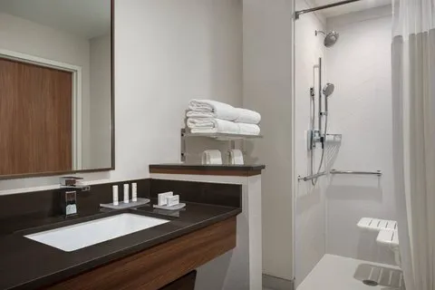 Fairfield Inn & Suites Milwaukee West 4