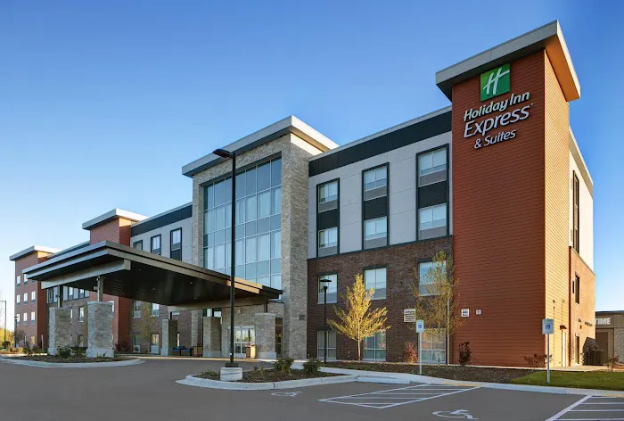Holiday Inn Express & Suites Milwaukee - Brookfield by IHG 4