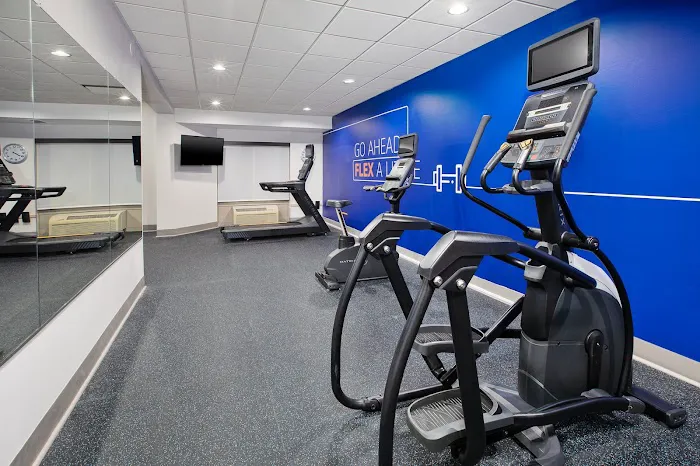 Holiday Inn Express & Suites Milwaukee NW – Park Place by IHG 5