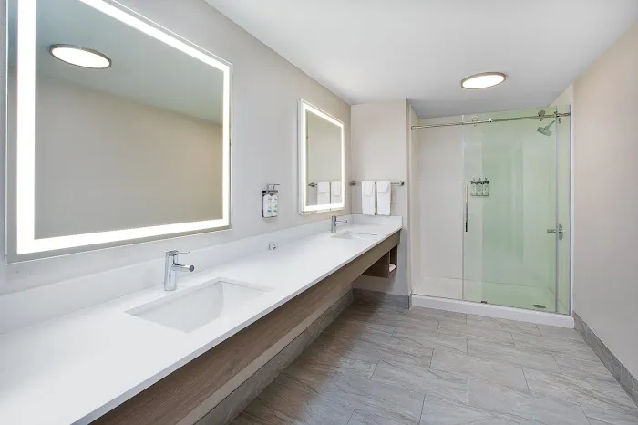 Holiday Inn Express & Suites Milwaukee NW – Park Place by IHG 5