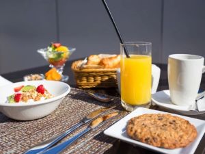 Budget Hotels with Free Breakfast Near Me – Affordable Stays for Every Traveler
