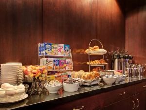 Budget Hotels with Free Breakfast Near Me: Smart Stays for Travelers