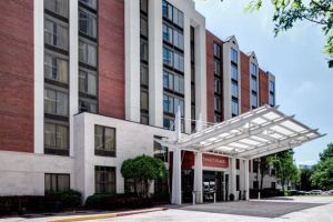 Hotels Near Me with Free Parking and Shuttle Service