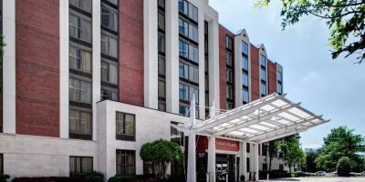 Hotels Near Me with Free Parking and Shuttle Service