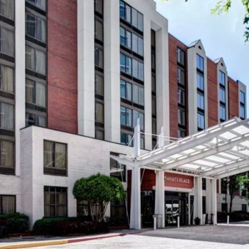 Hotels Near Me with Free Parking and Shuttle Service
