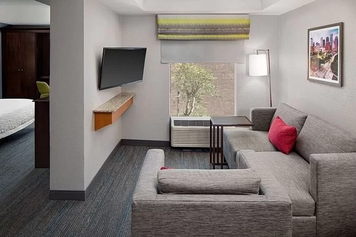 Hotels Near Me with Free Parking and Shuttle Bus Service – Convenient Stays for Travelers