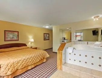 Super 8 by Wyndham Waukesha 4