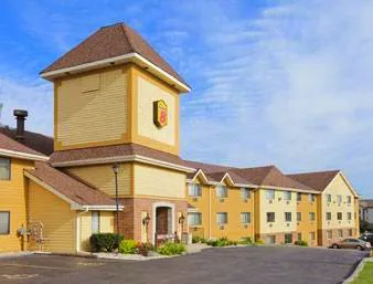 Super 8 by Wyndham Waukesha 4