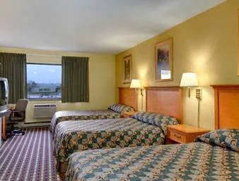 Super 8 by Wyndham Waukesha 4