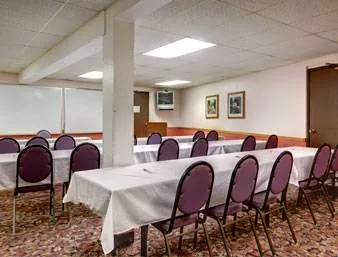 Super 8 by Wyndham Waukesha 4