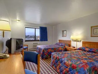 Super 8 by Wyndham Waukesha 4