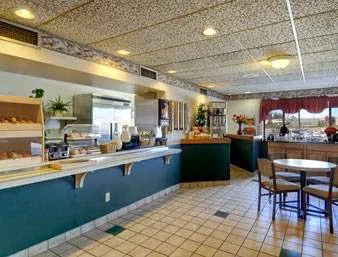 Super 8 by Wyndham Waukesha 4