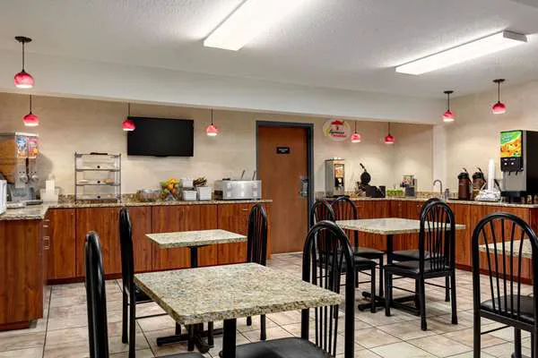 Super 8 by Wyndham Germantown/Milwaukee 4