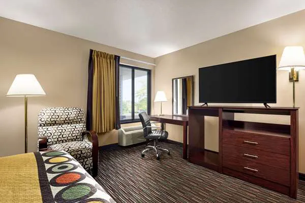 Super 8 by Wyndham Germantown/Milwaukee 4
