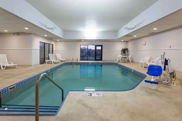 Super 8 by Wyndham Germantown/Milwaukee 4