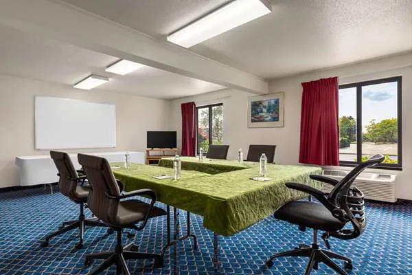 Super 8 by Wyndham Germantown/Milwaukee 4