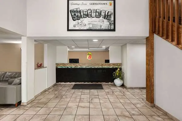 Super 8 by Wyndham Germantown/Milwaukee 4