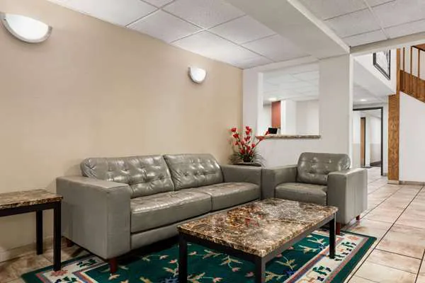Super 8 by Wyndham Germantown/Milwaukee 4