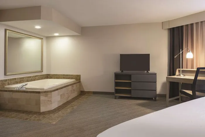 Country Inn & Suites by Radisson, Germantown, WI 4