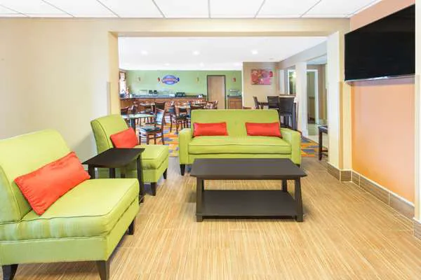 Baymont by Wyndham Waukesha 4