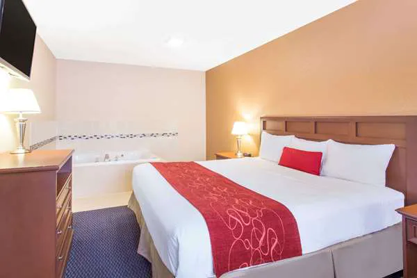 Baymont by Wyndham Waukesha 4